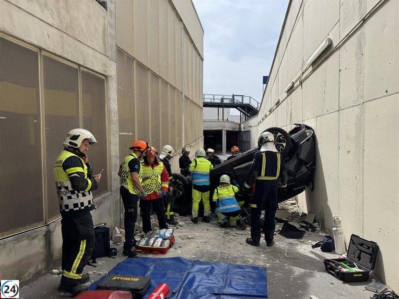 Mujer sufre accidente y queda encerrada en su auto tras caer desde 8 metros en un centro comercial en Majadahonda.