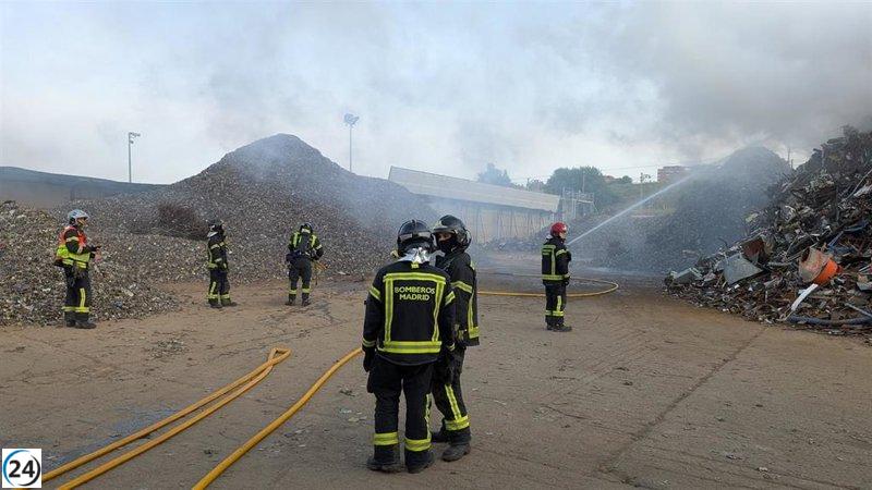 Incendio en planta de reciclaje en Vallecas controlado por bomberos de la Comunidad.