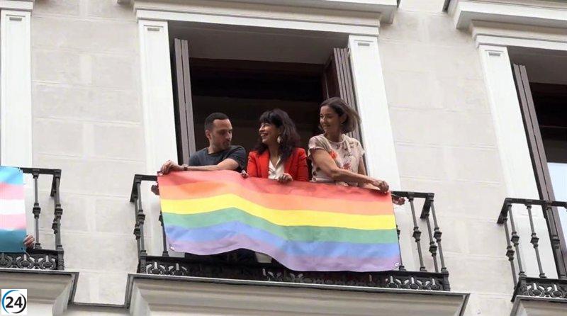 Redondo defiende la bandera LGTBI como emblema de lucha contra quienes añoran el pasado franquista.