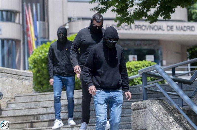 Ultras condenados a casi dos años de prisión y vetados de estadios por exhibir un muñeco de Vinícius.
