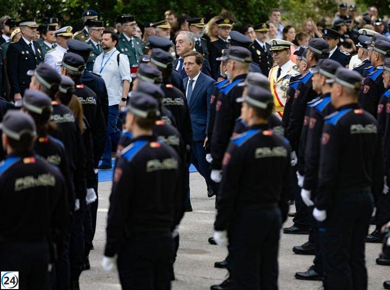 La Policía Municipal de Madrid reconoce a la Policía local de Valencia y a la presidenta del CGPJ con sus galardones.