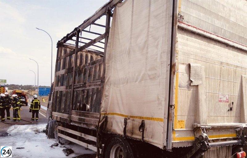 Conductor escapa sin lesiones tras fuego en camión en la A-1, cerca de Alcobendas.