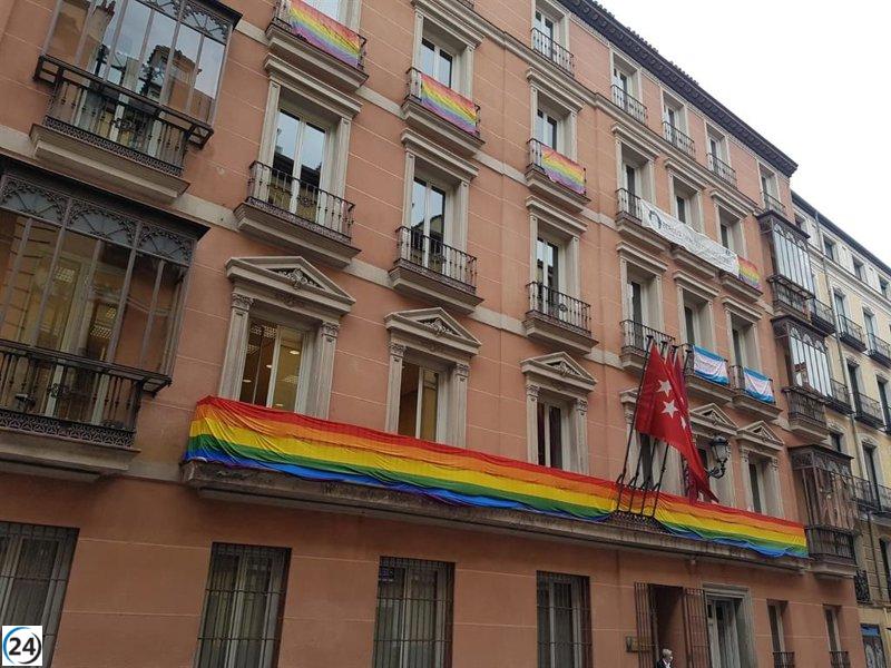 El TSJM revoca la decisión que prohibía exhibir banderas LGTBI en el edificio municipal de Madrid.