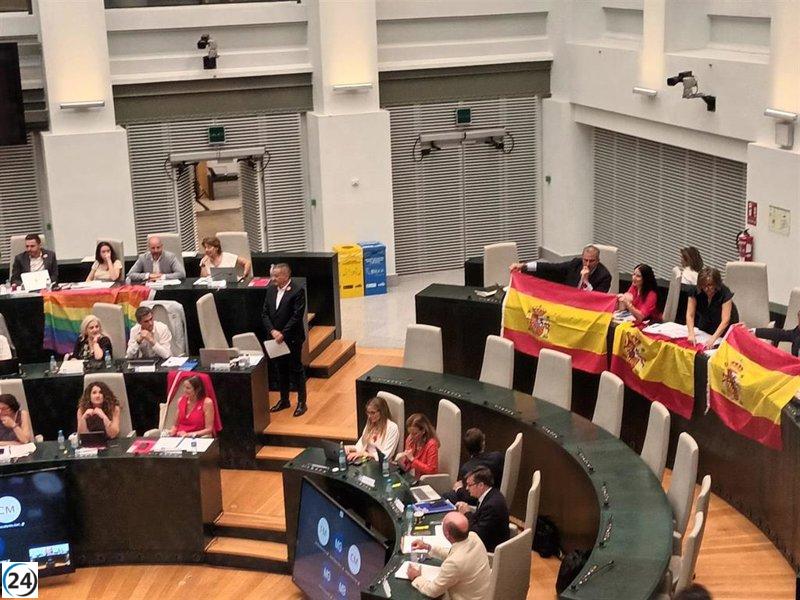 Tensión en el Ayuntamiento de Madrid: Vox responde al PSOE con tres banderas patrias frente a la bandera arcoíris.