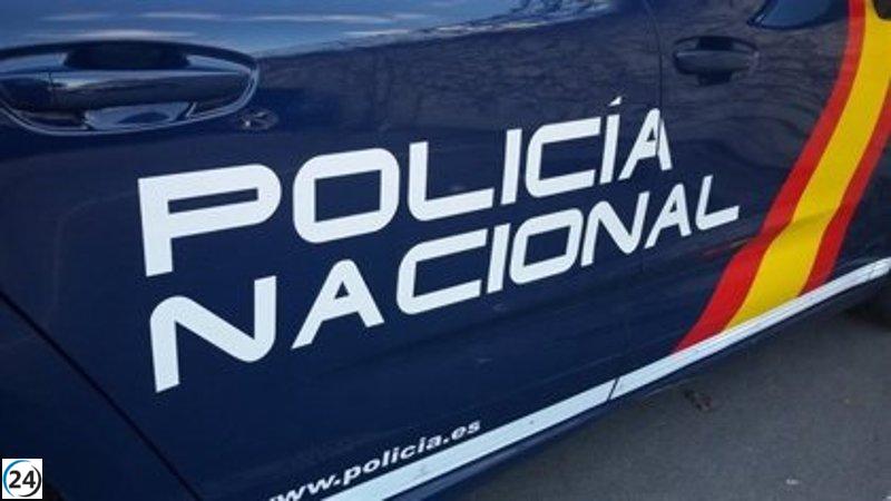 Atracadores irrumpen en joyería de Parquesur con un vehículo y destrozan vitrina a mazazos.