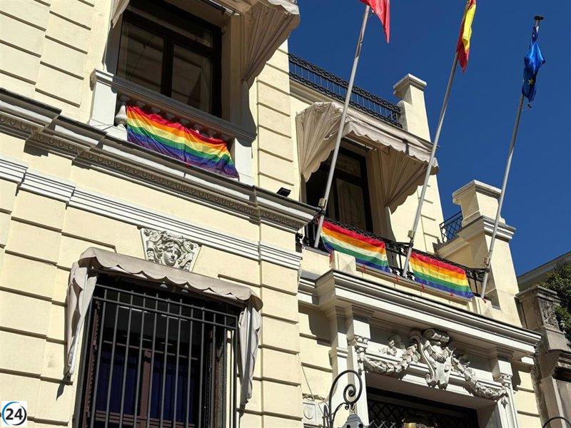 Gobierno ondea la bandera LGBTQ+ y se declara refugio para el colectivo en Cibeles y Sol.