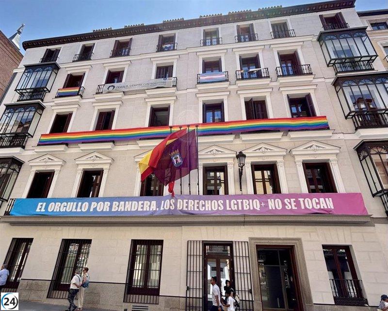 Almeida respalda la colocación de la bandera LGTBI en oficinas por parte de grupos.