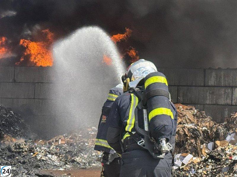 Incendio en nave de reciclaje en San Fernando de Henares, sin lesionados y bajo control.
