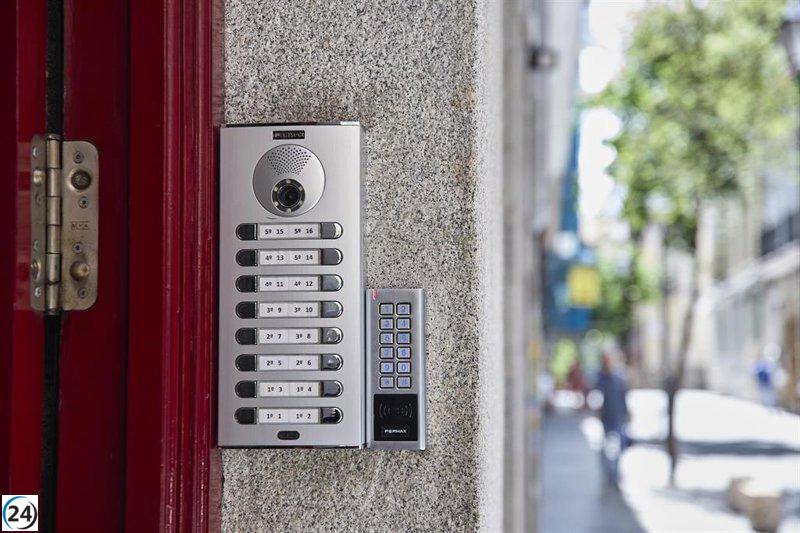 Datos revelan más de 3.500 apartamentos turísticos ilegales en Madrid, entregados al ayuntamiento para su control.