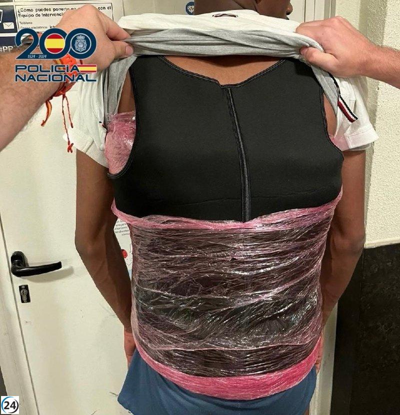 Capturan a viajero en Madrid con cocaína oculta en su maleta y escondida en su cuerpo.