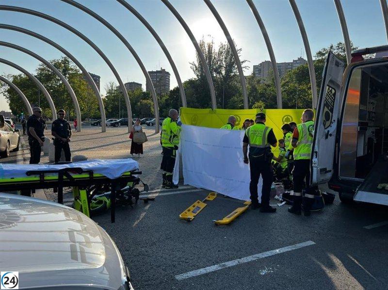 Joven motorista de 24 años fallece en Fuencarral tras accidente con coche y choque contra bolardo.