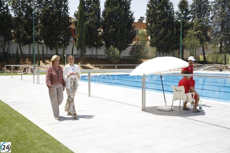 PSOE alerta sobre el rápido agotamiento de entradas a piscinas, generando largas filas bajo el sol y carencia de personal.