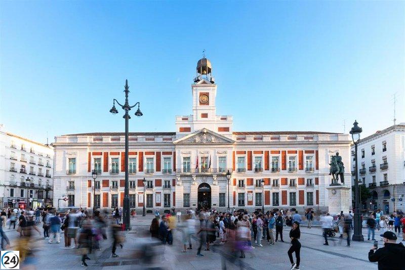 La Real Casa de Correos se alista para su restauración con una lona protectora por cuatro meses.