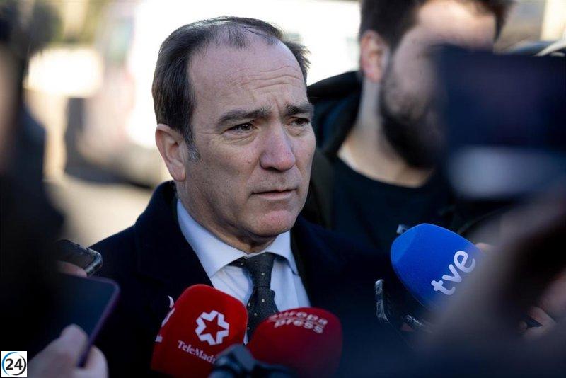 Carabante anuncia el cierre temporal del hostal en Vallecas tras sospechas de albergar migrantes.