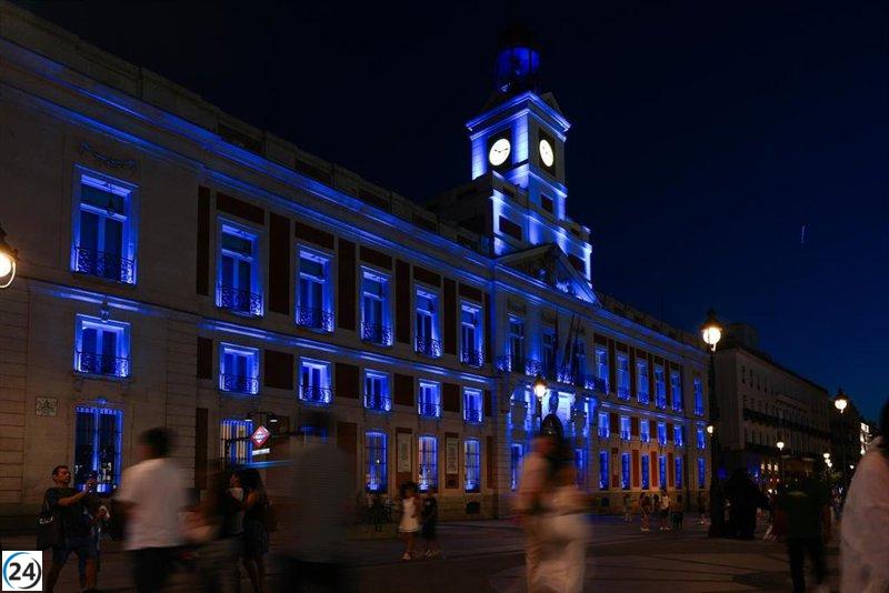 La Real Casa de Correos brilla en azul en recuerdo a las víctimas de crímenes de odio.