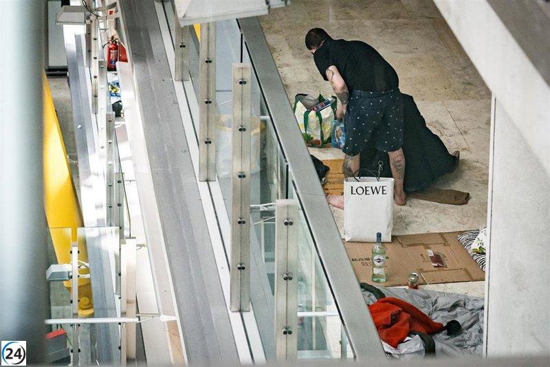 Aena impone desde hoy la prohibición de pernoctar en la T4 y dirige a personas sin hogar a centros del Ayuntamiento de Madrid.