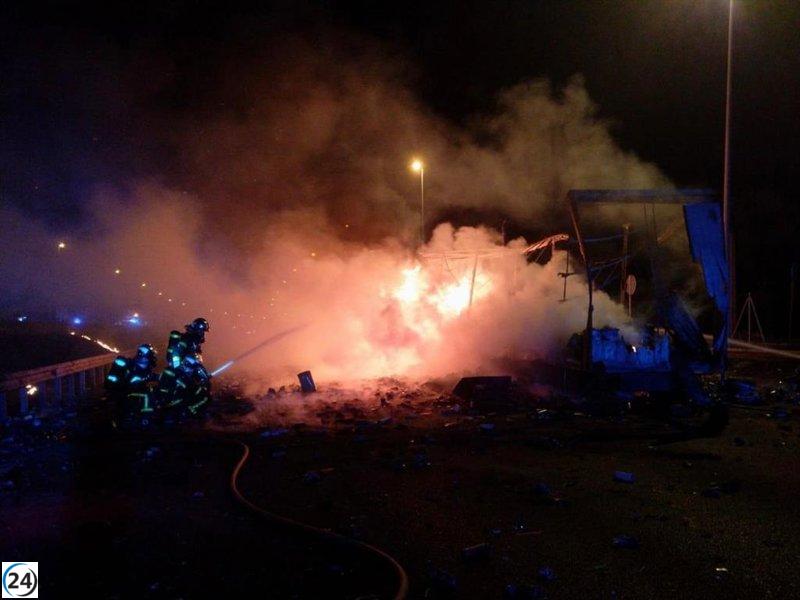 Camión cargado de pinturas y neumáticos se incendia en la A-6 cerca de La Rozas.