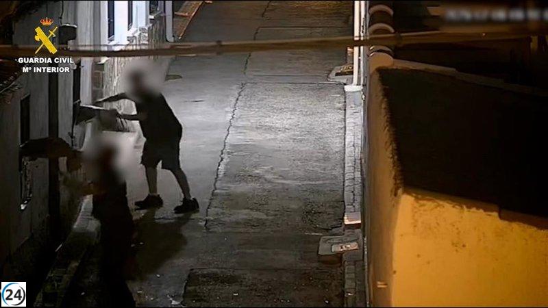 Detenidos por atacar a personas vulnerables con lejía y botellas en Torres de la Alameda