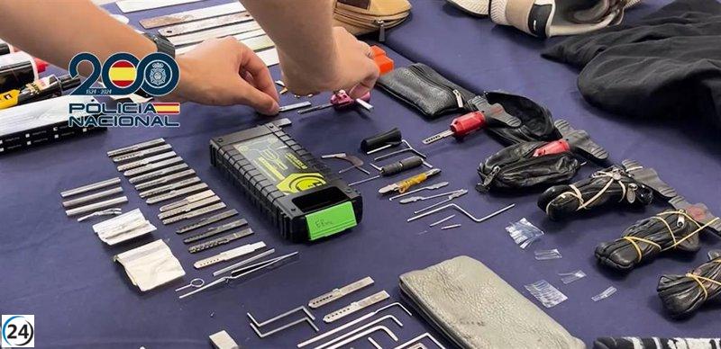 Capturan en Madrid a pareja de ladrones usando llaves maestras falsas.