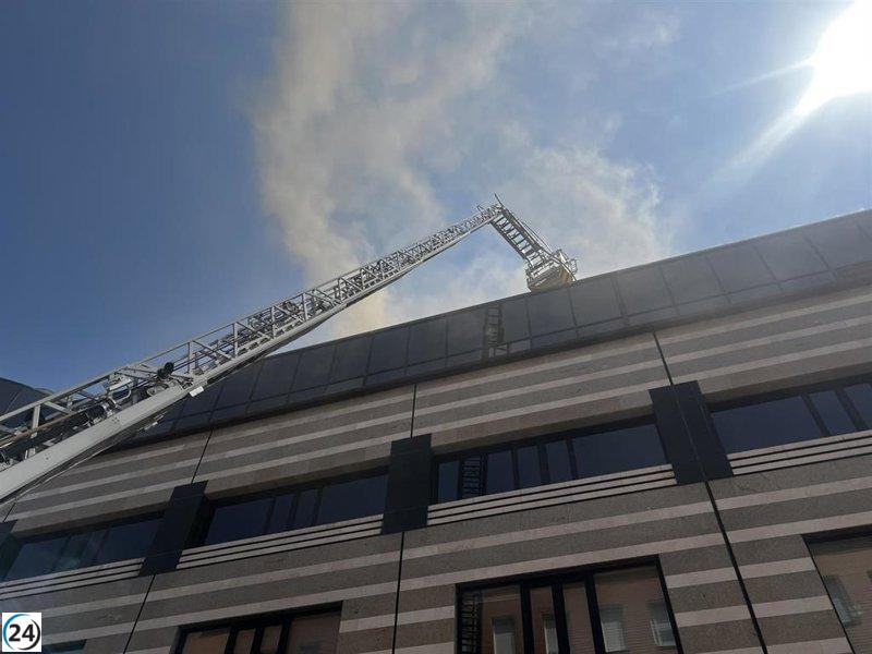Incendio en comercio de Ciudad Lineal genera densa nube de humo.