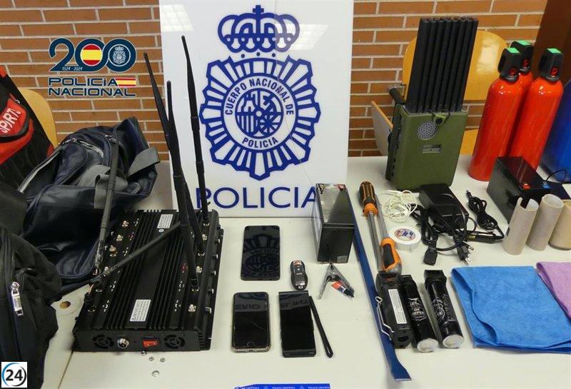 Capturan a dos hombres con objetos preparados para robar un auto de lujo.