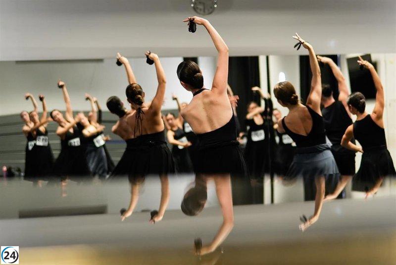 Cerca de 200 artistas luchan por 18 puestos en el Ballet Español de Madrid.