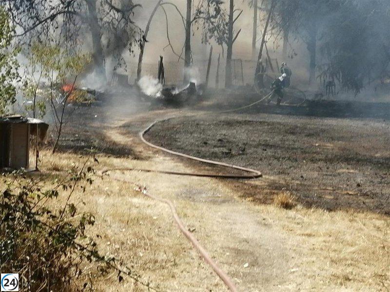 Apagan incendio en Collado Villalba; un bombero afectado por intoxicación.
