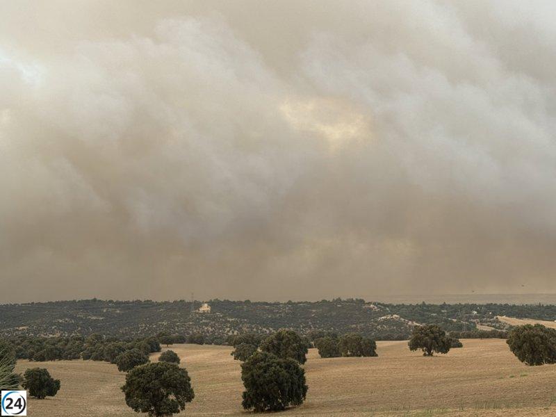 Incendio en Tres Cantos moviliza tres helicópteros y 14 equipos de bomberos de Madrid.