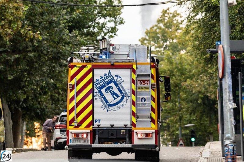 Diez unidades del Cuerpo de Bomberos de Madrid apagan fuego en la Cañada Real.