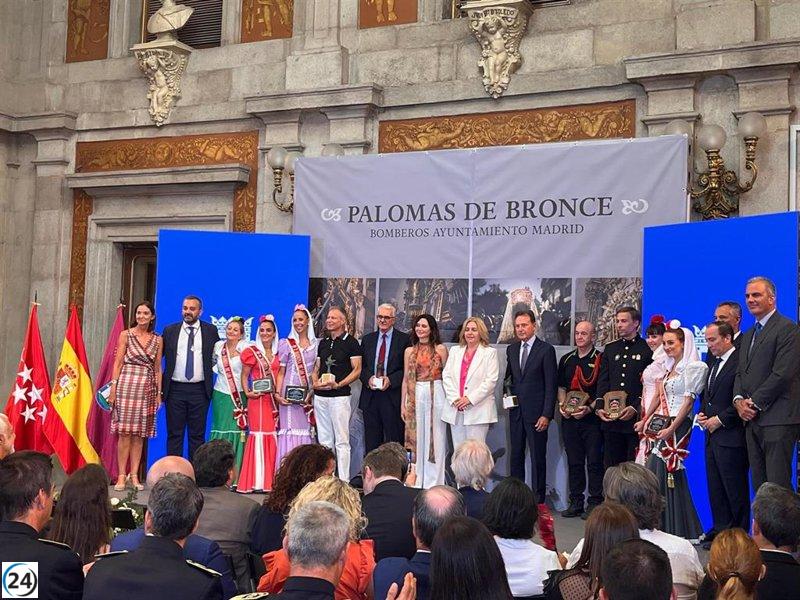 Premiados Matías Prats, Madrid Salud y un veterano bombero con 40 años de servicio con las Palomas de Bronce 2025.