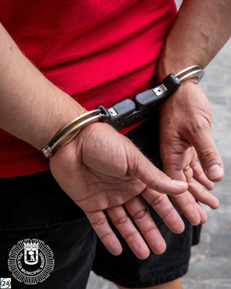 Hombre arrestado en el Centro tras golpear a su pareja y mutilarse con la pistola táser.