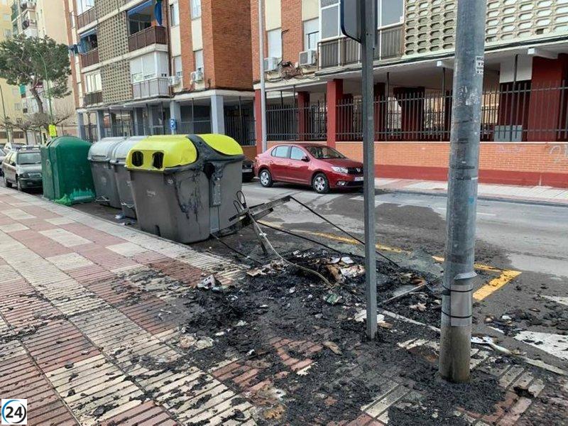 Fuego consume contenedores y coches en Carabanchel durante la madrugada.