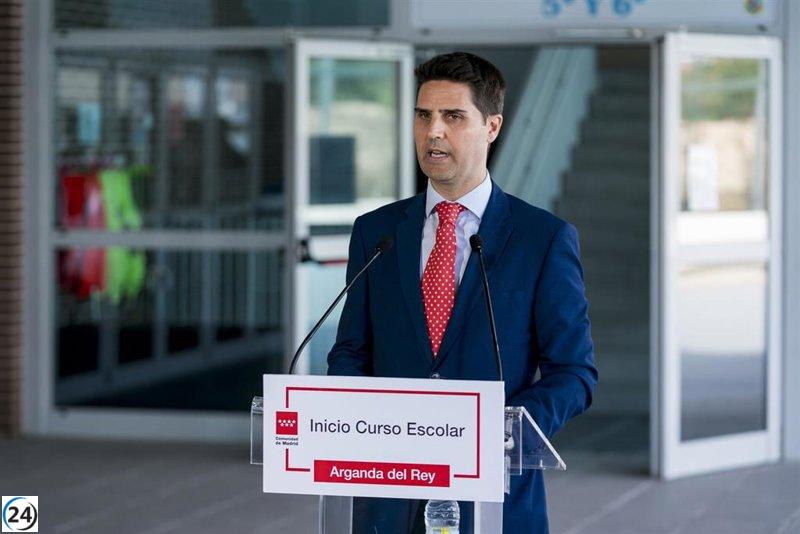 La Comunidad apoya restringir el uso de móviles en escuelas: “La mejor educación se basa en libros y papel”.