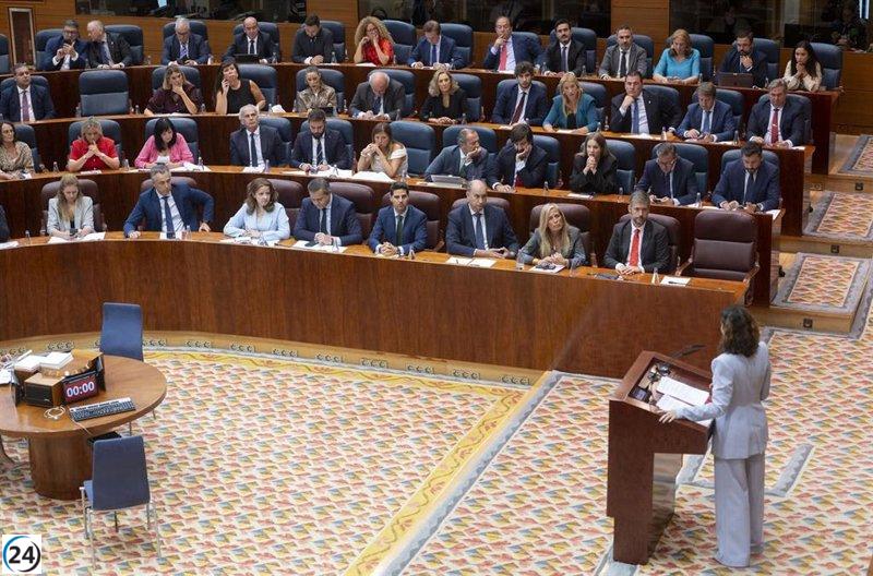 Ayuso marca la pauta en el DER con anuncios que resaltan sus diferencias con Sánchez.