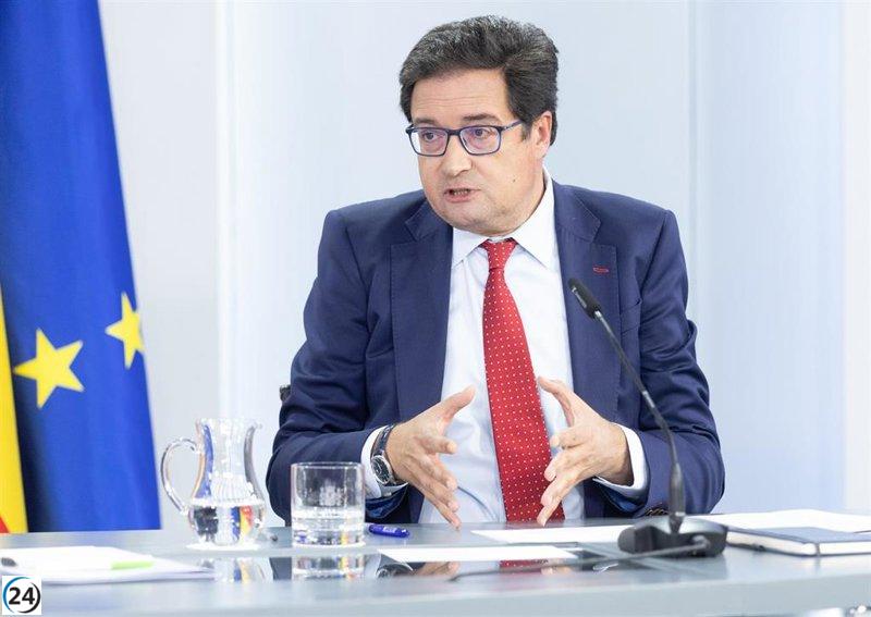 Óscar López pide la renuncia de Ayuso por supuestos beneficios económicos relacionados con su pareja.