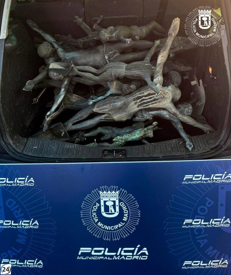 Padre e hijo arrestados por sustraer 32 crucifijos en cementerios de Madrid.