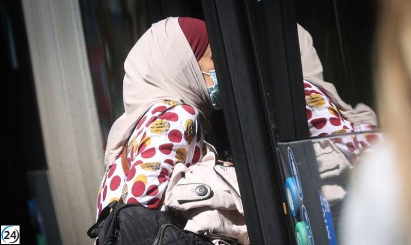 PP se opone a la propuesta de Vox de vetar el hijab en colegios, argumentando que convertiría a España en un Estado laico.