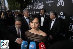 Ayuso asiste a universidad a pesar de protestas y aboga por la neutralidad educativa.