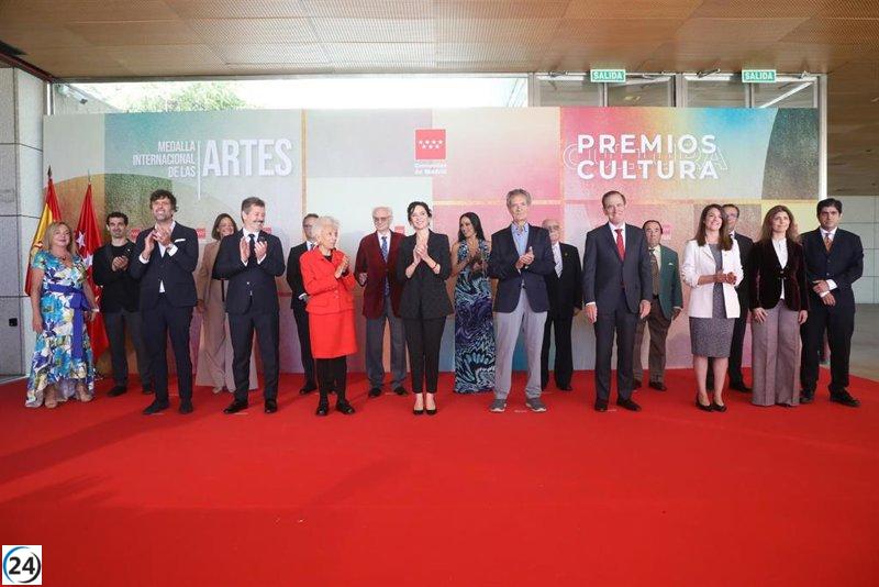 La Comunidad celebra sus XXIII Premios de Cultura, destacando al Dúo Dinámico en un emotivo homenaje.