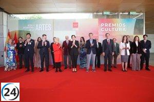 La Comunidad celebra sus XXIII Premios de Cultura, destacando al Dúo Dinámico en un emotivo homenaje.