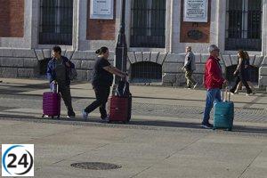 Aumento del 4% en estancias hoteleras en la Comunidad, superando los 2,1 millones en agosto.