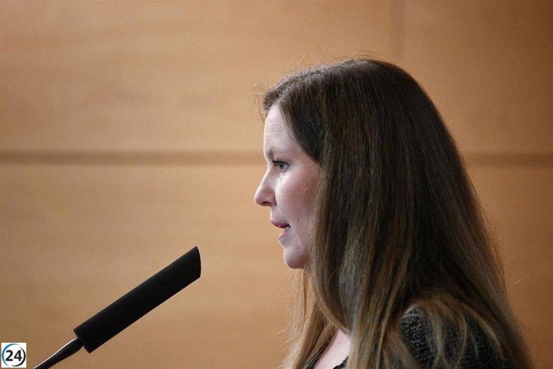 Ayuso demanda la renuncia de Ana Redondo por pulseras contra la violencia de género y falta de datos específicos.