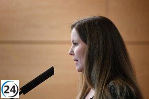 Ayuso demanda la renuncia de Ana Redondo por pulseras contra la violencia de género y falta de datos específicos.