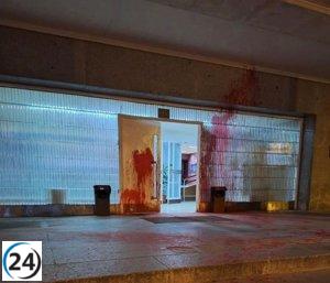 Edificios históricos de la UCM sufren daño por vandalismo con pintura roja.