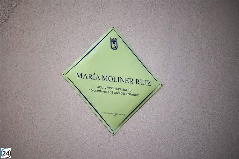 Placa en Madrid honra a María Moliner, autora de un monumental diccionario de 80,000 palabras.