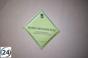 Placa en Madrid honra a María Moliner, autora de un monumental diccionario de 80,000 palabras.