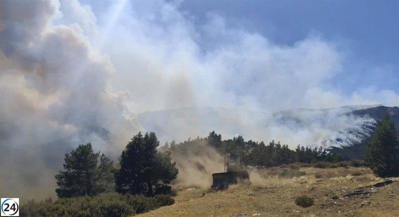 Gobierno local refuerza recursos de bomberos y equipos forestales para combatir el incendio en Peñalba de la Sierra.
