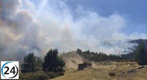 La Comunidad despliega 10 equipos terrestres y 2 aéreos para combatir el incendio en Peñalba de la Sierra.