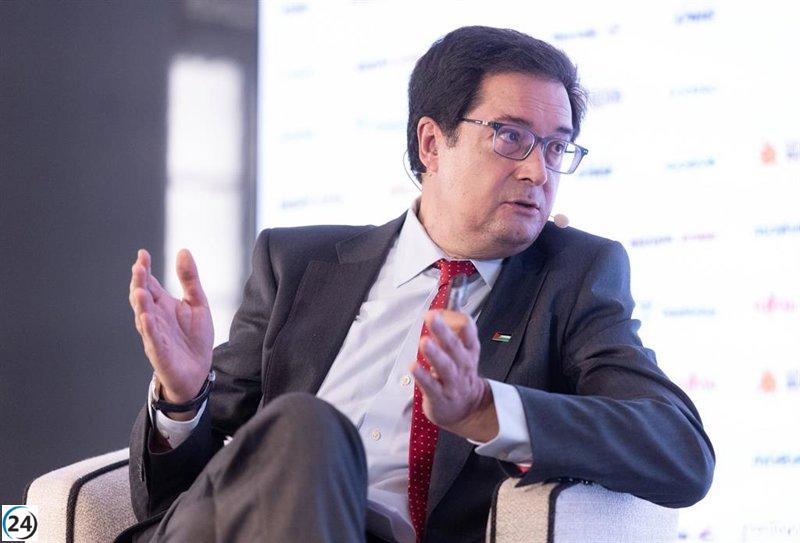 López critica a Ayuso por intentar desviar la atención con escándalos crecientes.