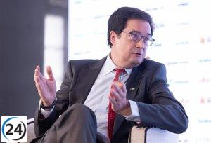 López critica a Ayuso por intentar desviar la atención con escándalos crecientes.